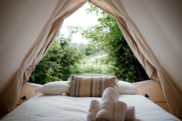 1 bedroom, desk, bed sheets