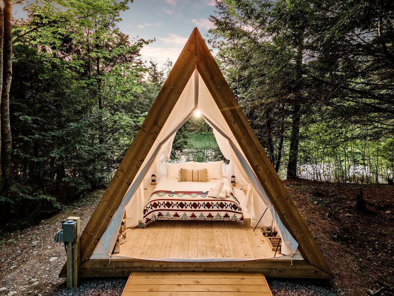 1 Schlafzimmer, Schreibtisch, Bettwäsche
