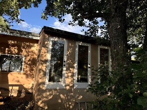 Exterior - Cabaña de madera en una granja orgánica cerca de Taos, Nuevo México (San Cristobal)