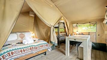 1 bedroom, desk, bed sheets