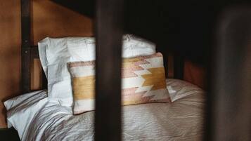 1 habitación, escritorio y ropa de cama