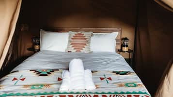 1 bedroom, desk, bed sheets