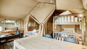 1 Schlafzimmer, Schreibtisch, Bettwäsche