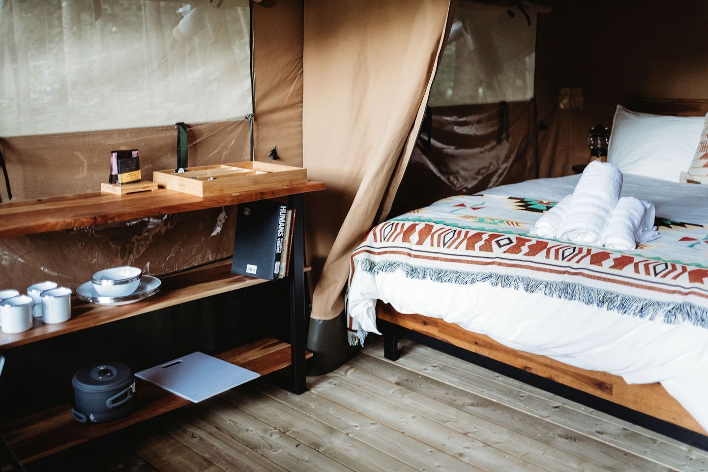 1 Schlafzimmer, Schreibtisch, Bettwäsche