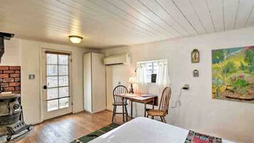 1 bedroom, desk, travel cot, WiFi