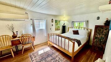 1 bedroom, desk, travel cot, WiFi