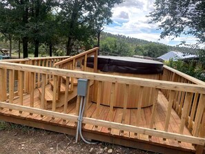 Outdoor spa tub - Rural Log Cabin Rental for Couples near Taos Ski Valley (San Cristobal)