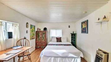 1 bedroom, desk, travel crib, WiFi
