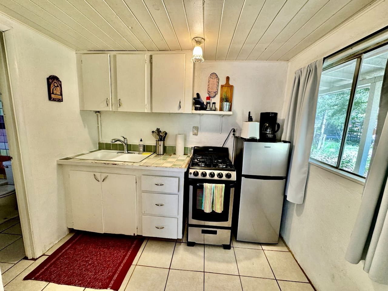 Coffee/tea maker, fridge, microwave, oven
