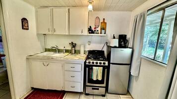 Coffee/tea maker, fridge, microwave, oven