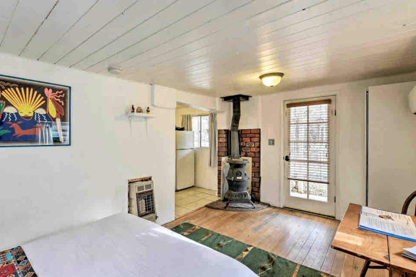1 bedroom, desk, travel crib, WiFi
