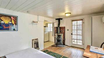 1 bedroom, desk, travel crib, WiFi