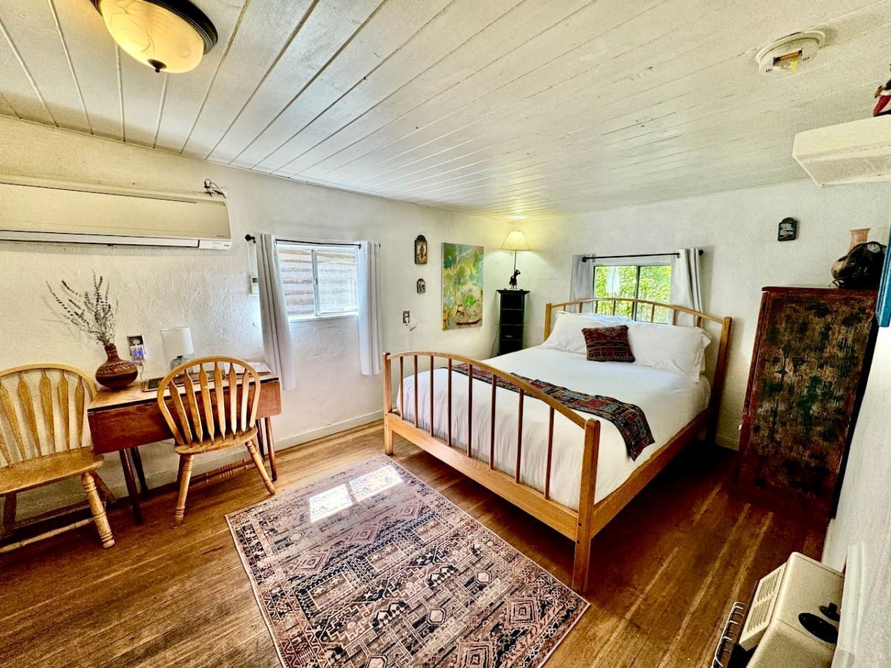 1 bedroom, desk, travel crib, WiFi