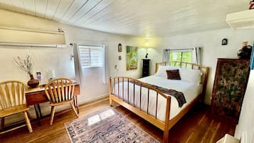 1 bedroom, desk, travel crib, WiFi
