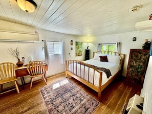 1 bedroom, desk, travel cot, WiFi - Rural Log Cabin Rental for Couples near Taos Ski Valley (San Cristobal)