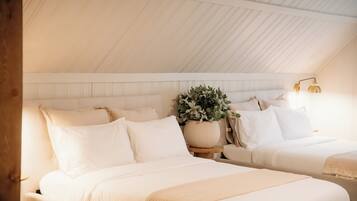 3 bedrooms, desk, iron/ironing board, travel crib