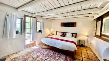 1 bedroom, desk, travel crib, WiFi