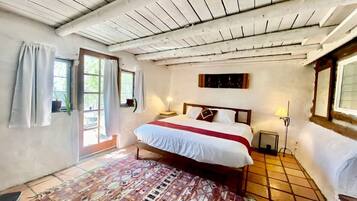 1 bedroom, desk, travel cot, WiFi