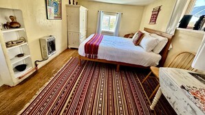 1 bedroom, desk, iron/ironing board, WiFi - Charming Log Cabin Rental on Eco-Farm near Taos Ski Valley (Taos Ski Valley)