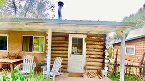 Outdoor dining - Charming Log Cabin Rental on Eco-Farm near Taos Ski Valley (Taos Ski Valley)