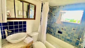 Banheira de hidromassagem, produtos de toalete grátis