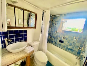 Jetted tub, free toiletries, hair dryer, towels