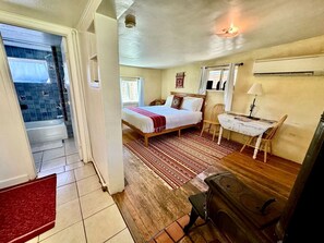 1 bedroom, desk, iron/ironing board, WiFi