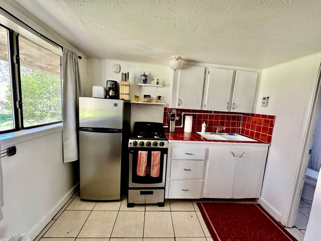 Coffee/tea maker, fridge, microwave, oven