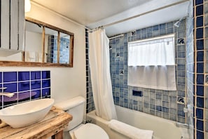 Jetted tub, free toiletries, hair dryer, towels