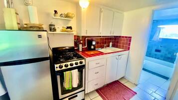 Coffee/tea maker, fridge, microwave, oven