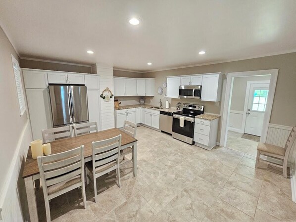 Mikrowelle, Herdplatte, Geschirrspüler