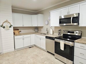 Mikrowelle, Herdplatte, Geschirrspüler