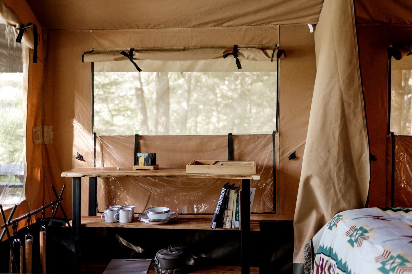 1 bedroom, desk