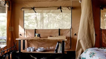 1 bedroom, desk