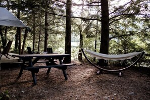 Outdoor dining - Charming Safari Tent with Sauna and Fire Pit in North Woodstock, New Hampshire (North Woodstock)
