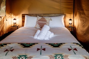 Room - Charming Safari Tent with Sauna and Fire Pit in North Woodstock, New Hampshire (North Woodstock)