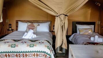 1 bedroom, desk