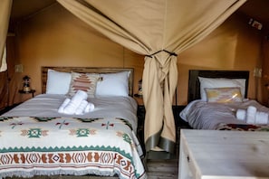 1 bedroom, desk