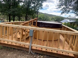 Outdoor spa tub - Petite Log Cabin on Organic Farm in New Mexico (San Cristobal)