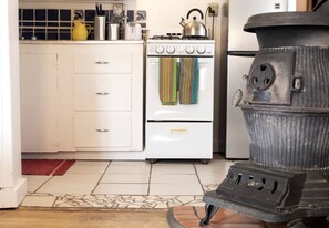 Wasserkocher mit Kaffee-/Teezubehör, Kühlschrank, Mikrowelle, Ofen