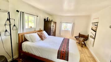 1 bedroom, desk, WiFi, bed sheets