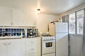 冷蔵庫、電子レンジ、コンロ、コーヒー / ティーメーカー