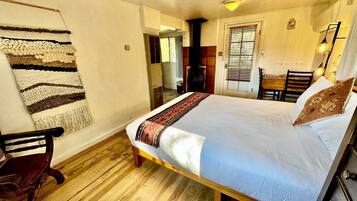 1 bedroom, desk, WiFi, bed sheets