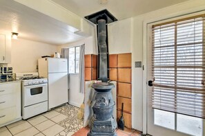 Coffee/tea maker, fridge, microwave, oven - Petite Log Cabin on Organic Farm in New Mexico (San Cristobal)
