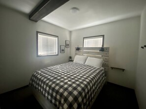 Room - Trendy and Spacious Cabin Surrounded by Nature in Rapid City, South Dakota (Rapid City)