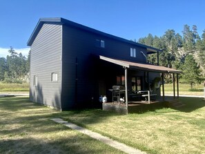 Exterior - Trendy and Spacious Cabin Surrounded by Nature in Rapid City, South Dakota (Rapid City)