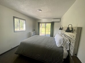 Room - Trendy and Spacious Cabin Surrounded by Nature in Rapid City, South Dakota (Rapid City)