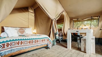 1 bedroom, desk, WiFi