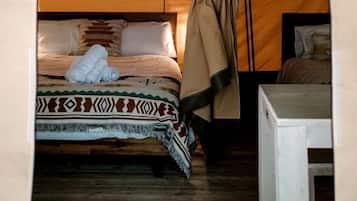1 bedroom, desk, WiFi