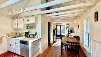 Refrigerador, parrilla de estufa, lavavajillas y cafetera y tetera